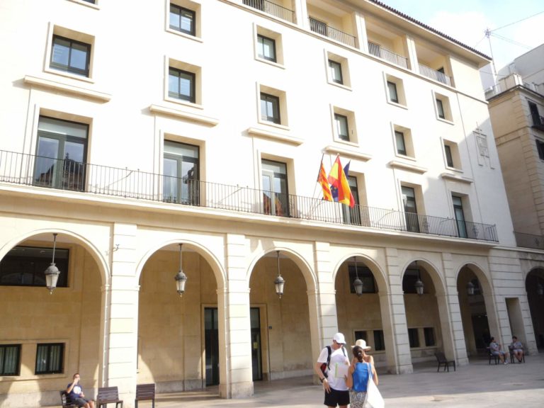 La justicia condena a una persona de Novelda a tres años y medio de prisión por maltratar y dominar a su pareja