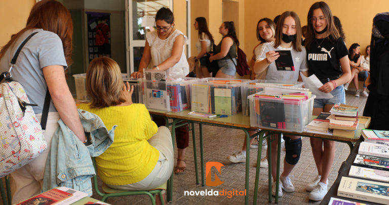 Intercambio de libros, talleres, juegos y canciones en la primera Feria del Libro del IES La Mola