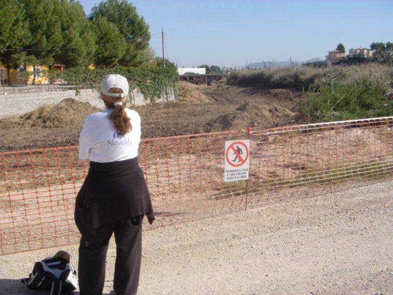 La subida al Castillo de la Mola, cada vez más limpia y mejor conservada