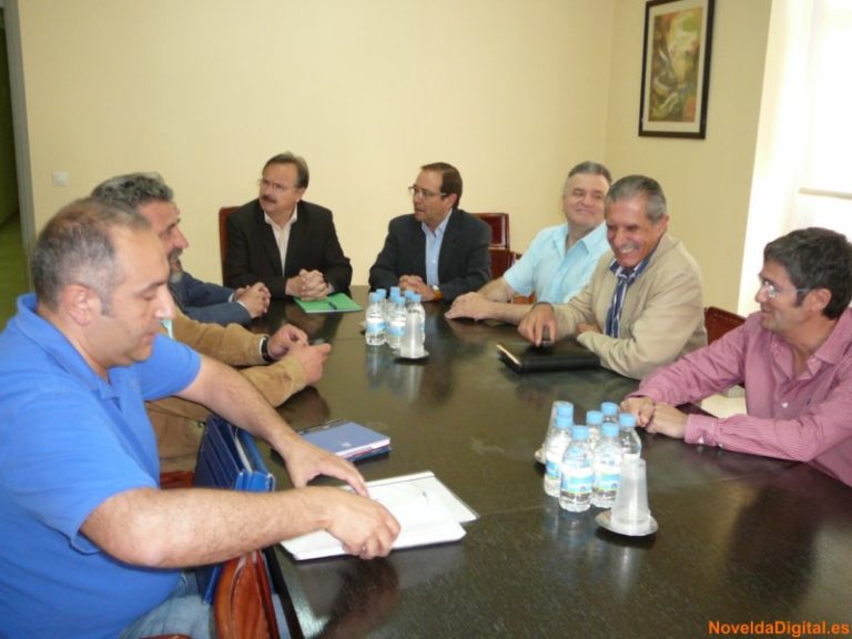 El alcalde y representantes del Gabinete Jurídico se reúnen con APRECOIN para informar sobre el Plan General de Ordenación Urbana