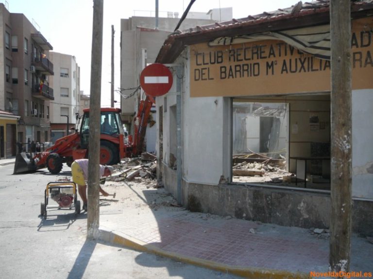 Comienza el derribo del antiguo Centro Social del Barrio Mª Auxiliadora