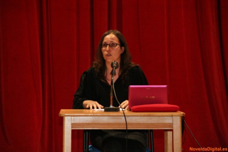 Ana Benito imparte una conferencia sobre lo beneficioso de las mascotas