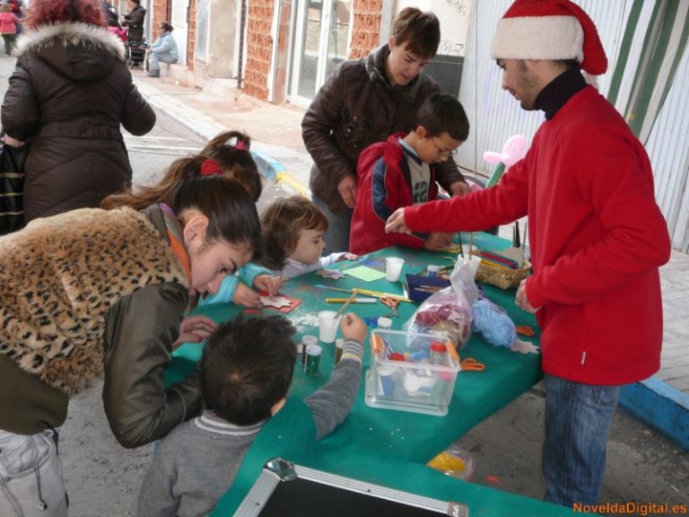 Los niños se divierten y los padres compran