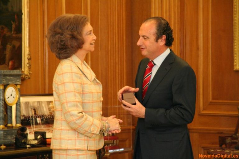 Insignia de oro y brillantas a su Majestad la Reina