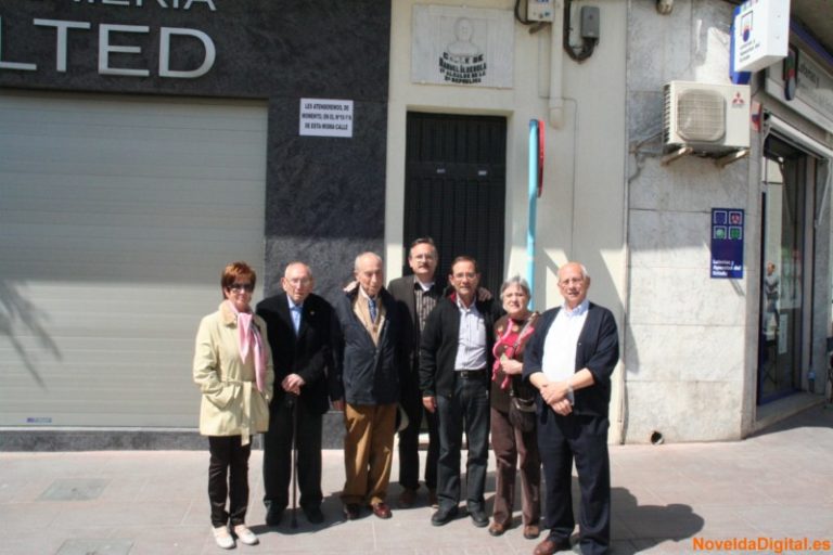 La familia de Manuel Alberola devuelve a la calle que lleva su nombre una placa que se retiró durante la dictadura