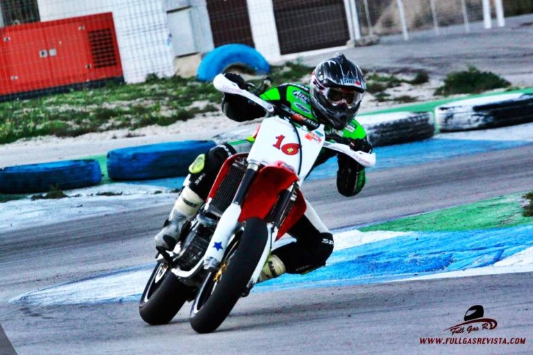 Toni Expósito vuelve a tener problemas con su moto