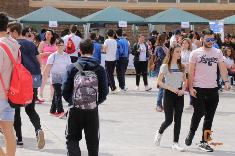 Los estudiantes eligen su futuro en la Feria de Formación y Empleo
