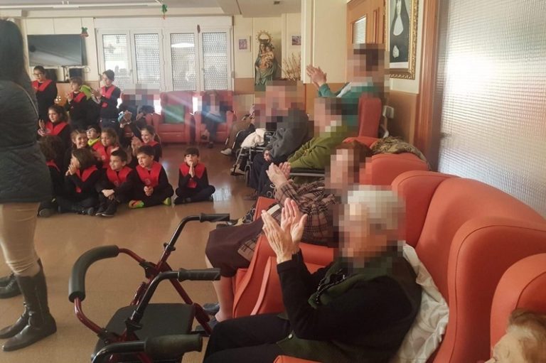 Los alumnos del Sánchez Albornoz alegran la Navidad a los ancianos del Asilo