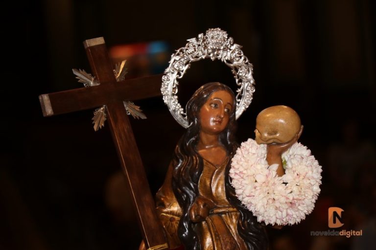 La corona de jazmines de la Santa