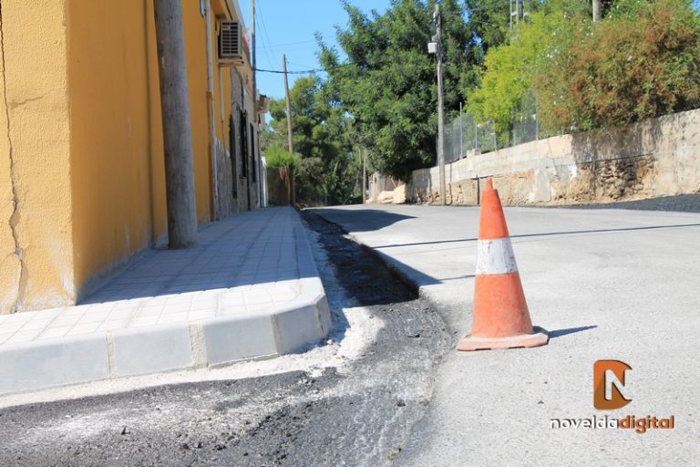 Pavimentan y acondicionan la acera del camino de Les Deheses