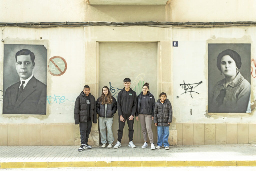 El centro de Novelda se llena de fotografías, nostalgia y amor con ‘Arrels’, el nuevo proyecto del fotógrafo Vicente Albero Irles
