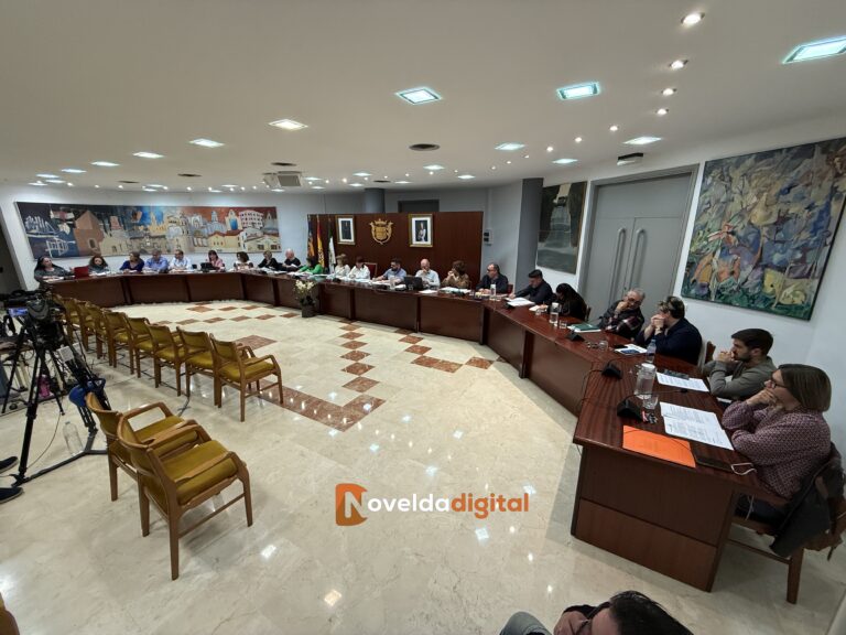 Tensión en el Pleno de Novelda, discrepancias sobre la grúa compartida con Monforte, las obras del IES La Mola y la ambulancia 24 horas