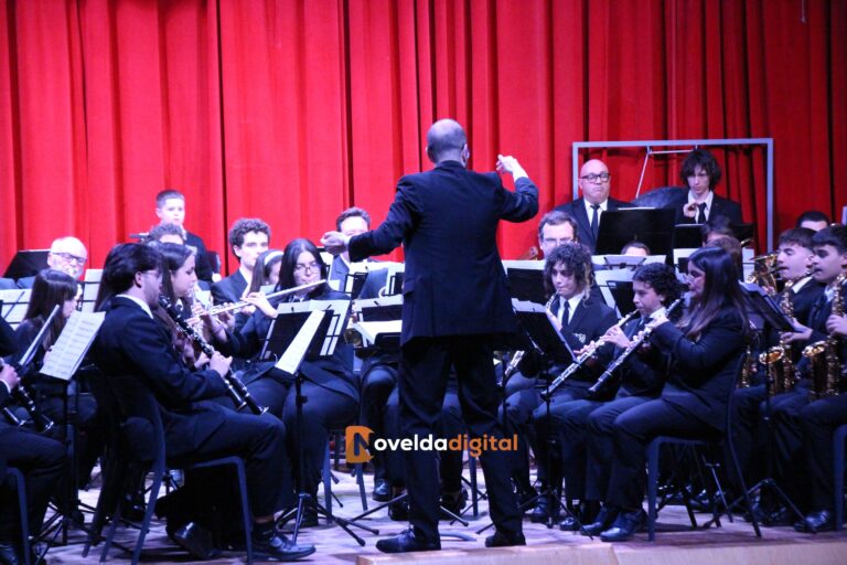 La Unión Musical La Artística de Novelda crea una sinfonía de ‘Leyenda’ en su emotivo concierto
