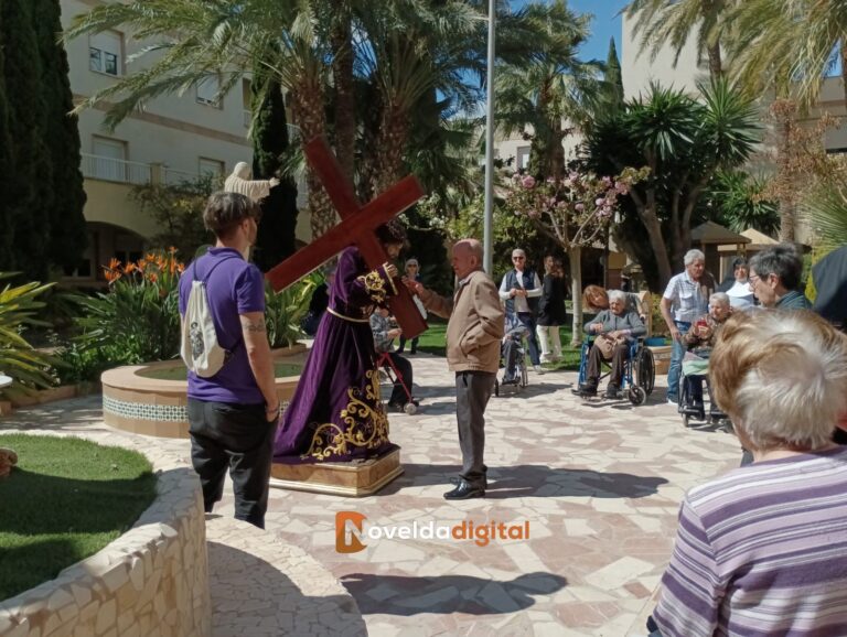 El Nazareno vuelve a emocionar en su visita anual al Asilo de Novelda