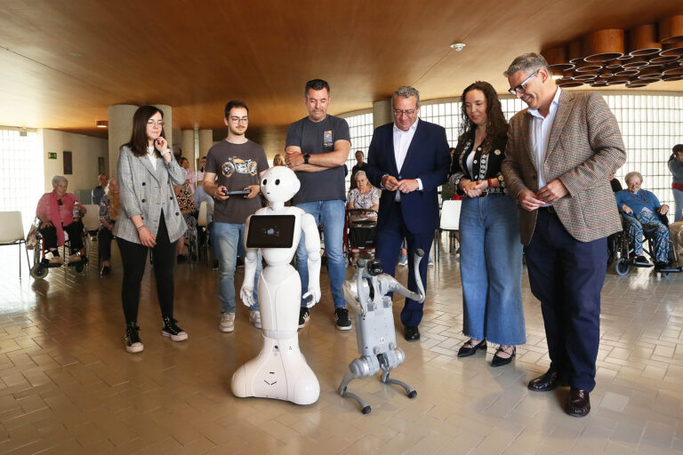 El Hogar Provincial estimula la actividad física moderada de las personas mayores con el robot social G02