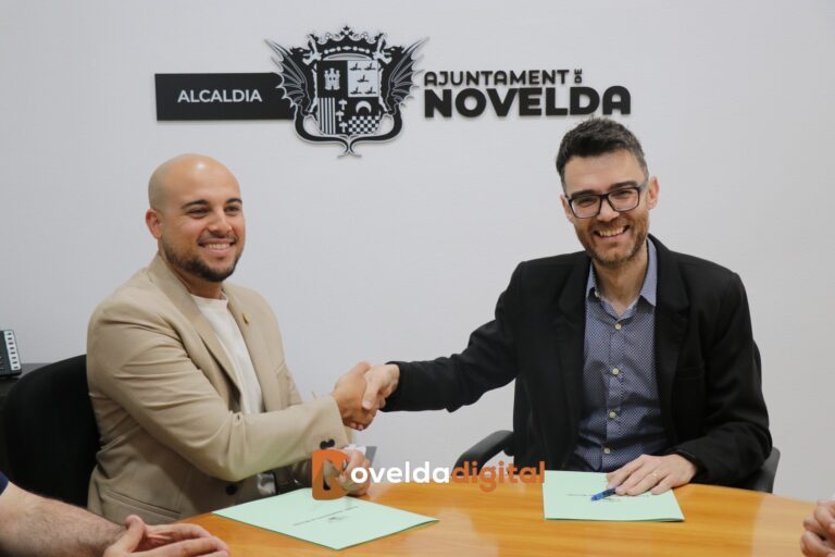 Novelda y Monforte del Cid firman un convenio para compartir el servicio de grúa municipal