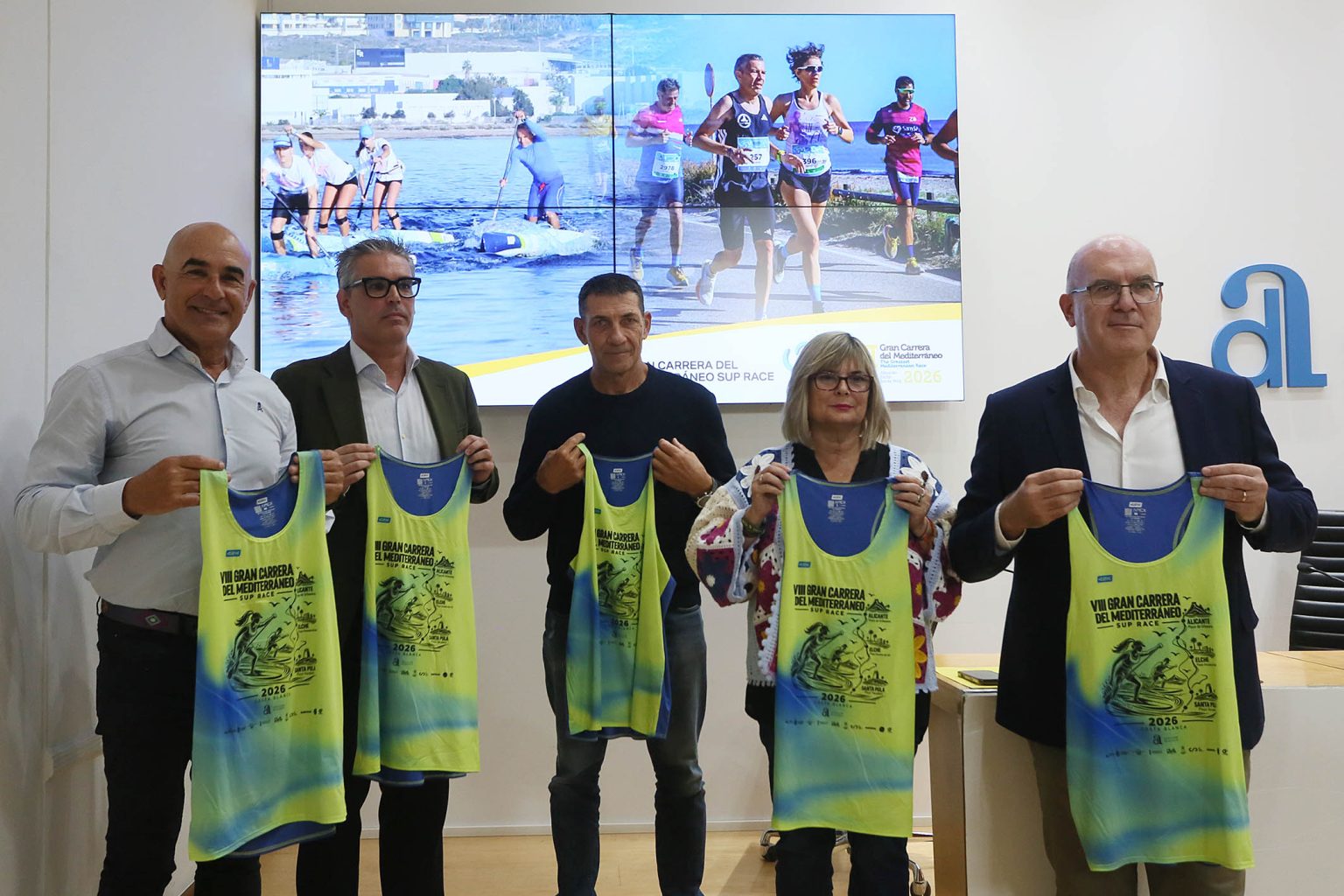 La ‘Gran Carrera del Mediterráneo’ vuelve a batir este año su récord con más de 6.000 corredores y padelsurfistas