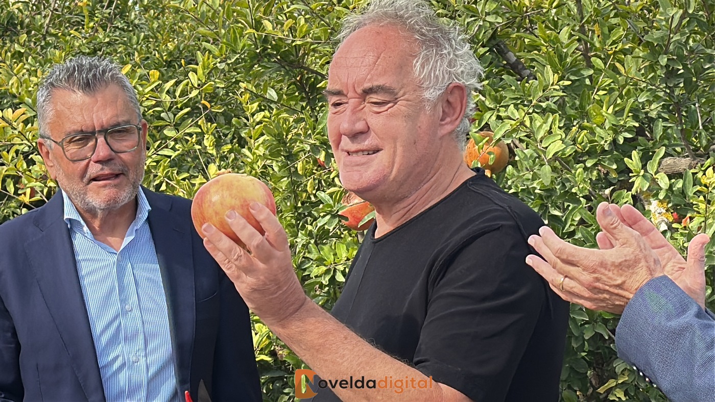 Ferran Adrià apadrina el corte de la primera granada mollar de Elche